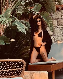 Simge Sagin feet photo thumbnail