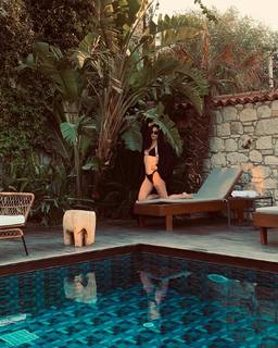 Simge Sagin feet photo thumbnail