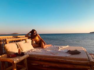 Simge Sagin feet photo thumbnail