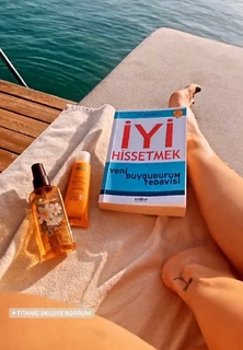 Simge Sagin feet photo thumbnail