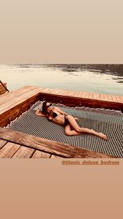 Simge Sagin feet photo thumbnail