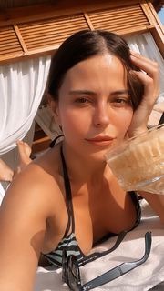 Simge Sagin feet photo thumbnail