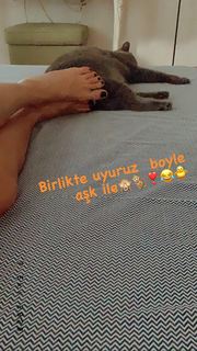 Simge Sagin feet photo thumbnail