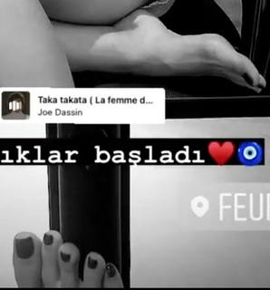 Simge Sagin feet photo thumbnail