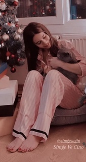 Simge Sagin feet photo thumbnail