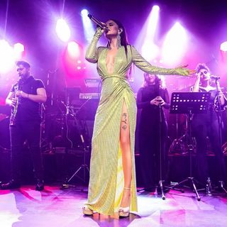 Simge Sagin feet photo thumbnail