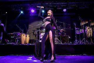 Simge Sagin feet photo thumbnail