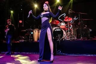 Simge Sagin feet photo thumbnail