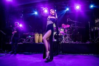 Simge Sagin feet photo thumbnail