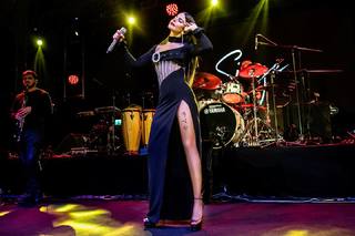 Simge Sagin feet photo thumbnail