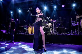 Simge Sagin feet photo thumbnail