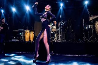 Simge Sagin feet photo thumbnail