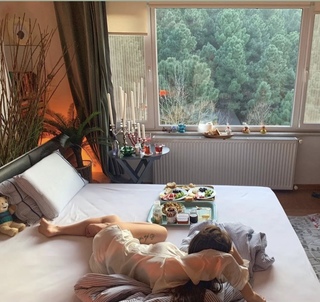 Simge Sagin feet photo thumbnail