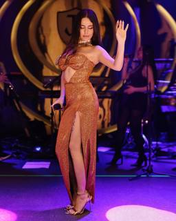 Simge Sagin feet photo thumbnail