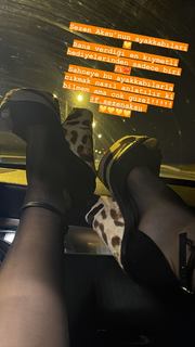 Simge Sagin feet photo thumbnail