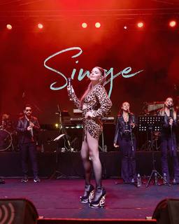 Simge Sagin feet photo thumbnail