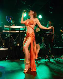 Simge Sagin feet photo thumbnail