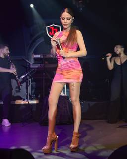 Simge Sagin feet photo thumbnail