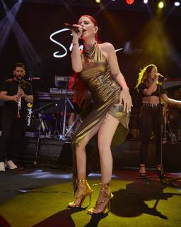 Simge Sagin feet photo thumbnail