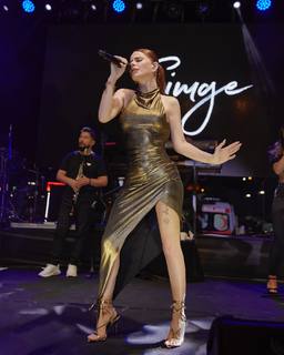 Simge Sagin feet photo thumbnail