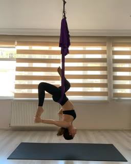 Simge Sagin feet photo thumbnail