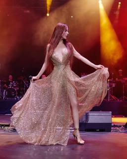 Simge Sagin feet photo thumbnail