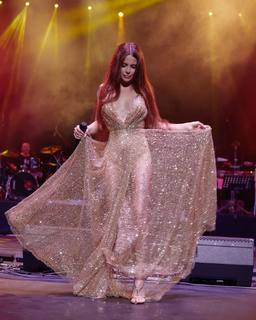 Simge Sagin feet photo thumbnail