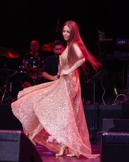 Simge Sagin feet photo thumbnail