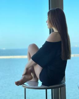 Simge Sagin feet photo thumbnail