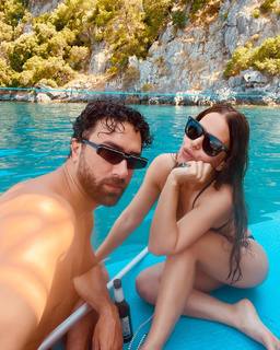 Simge Sagin feet photo thumbnail