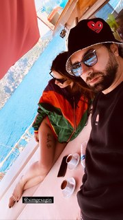 Simge Sagin feet photo thumbnail