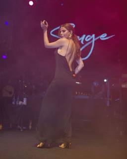 Simge Sagin feet photo thumbnail