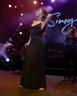 Simge Sagin feet photo thumbnail