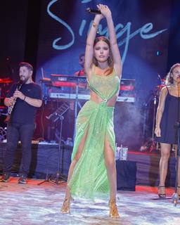 Simge Sagin feet photo thumbnail