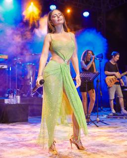 Simge Sagin feet photo thumbnail