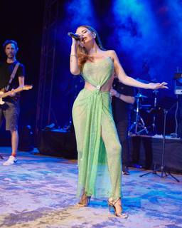 Simge Sagin feet photo thumbnail