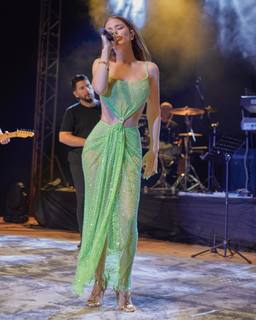 Simge Sagin feet photo thumbnail