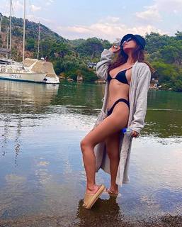 Simge Sagin feet photo thumbnail