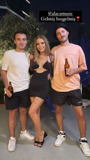 Simge Sagin feet photo thumbnail