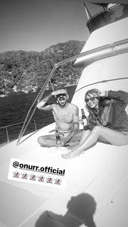 Simge Sagin feet photo thumbnail