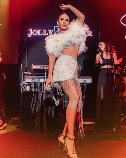 Simge Sagin feet photo thumbnail