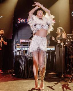 Simge Sagin feet photo thumbnail