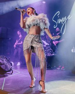 Simge Sagin feet photo thumbnail