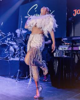 Simge Sagin feet photo thumbnail