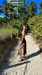 Simge Sagin feet photo thumbnail