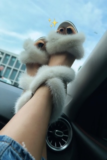 Simge Sagin feet photo thumbnail