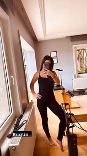 Simge Sagin feet photo thumbnail