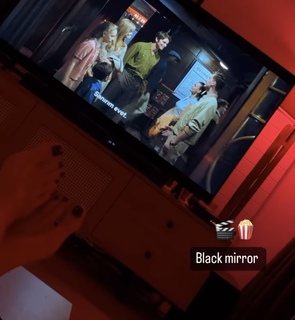 Simge Sagin feet photo thumbnail