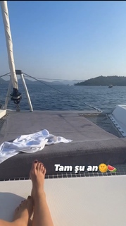 Simge Sagin feet photo thumbnail