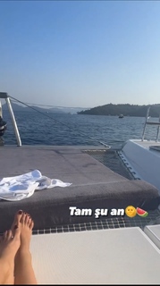 Simge Sagin feet photo thumbnail